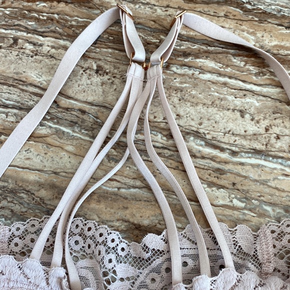 3/$15. Gorgeous little lace bra-let made by hop Lun in size 32C - Picture 8 of 8